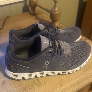 On Running Cloud  size 7 huckleberry and White Athletic Shoes